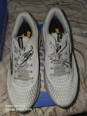 Brooks Adrenaline GTS 24 Mens Running Shoes - Light Gray. NIB Size 8. MFRP:$180